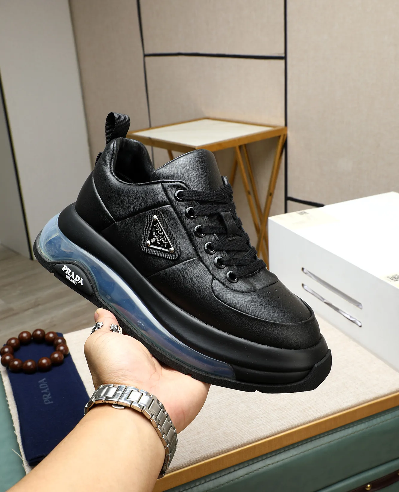 Men's shoes 💰640 high version official website popular models are on the market, 🆘 The trendy brand (Prada) mainly promotes popular models, avant-garde and versatile fashion men's shoes private version mold opening, cowhide surface splicing 1:1 replica... fashionable and simple, original imported cowhide lining cowhide feet; the atmosphere and personality are more fashionable, eye-catching and pursuing class. It will subvert the old ideas and be a must-have for fashion trendsetters with you! Must keep it for yourself! Tall and comfortable, large and low, high-end quality workmanship. Code number: 39-44 (38 45 46 customized)